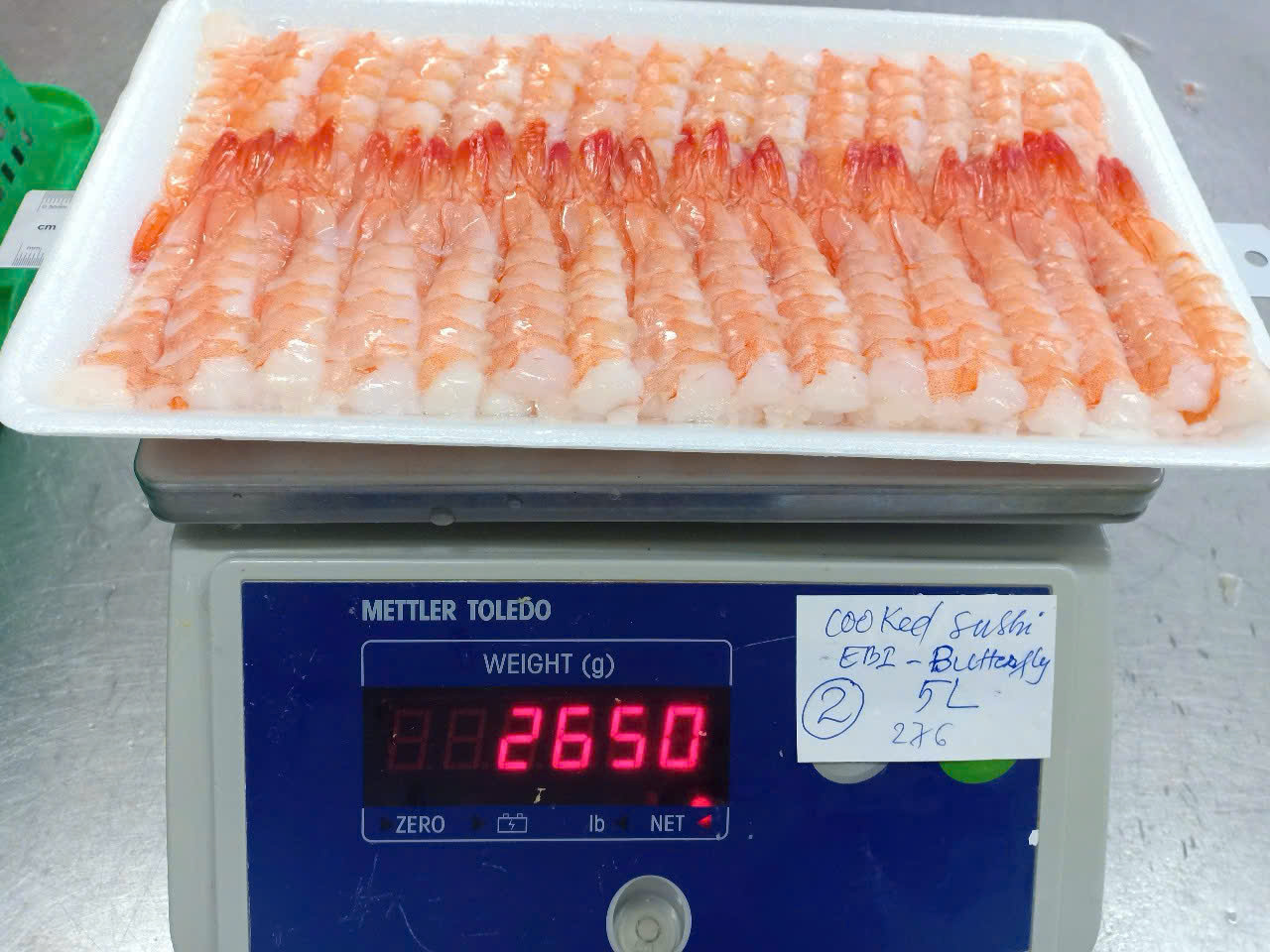 Cooked sushi ebi 5L on the scale